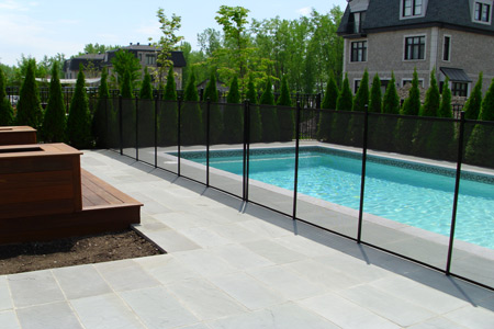 Installation de clôture pour piscine